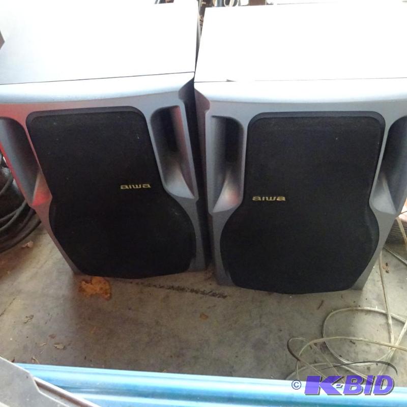 lot 66 image: 2 Aiwa stereo speakers...