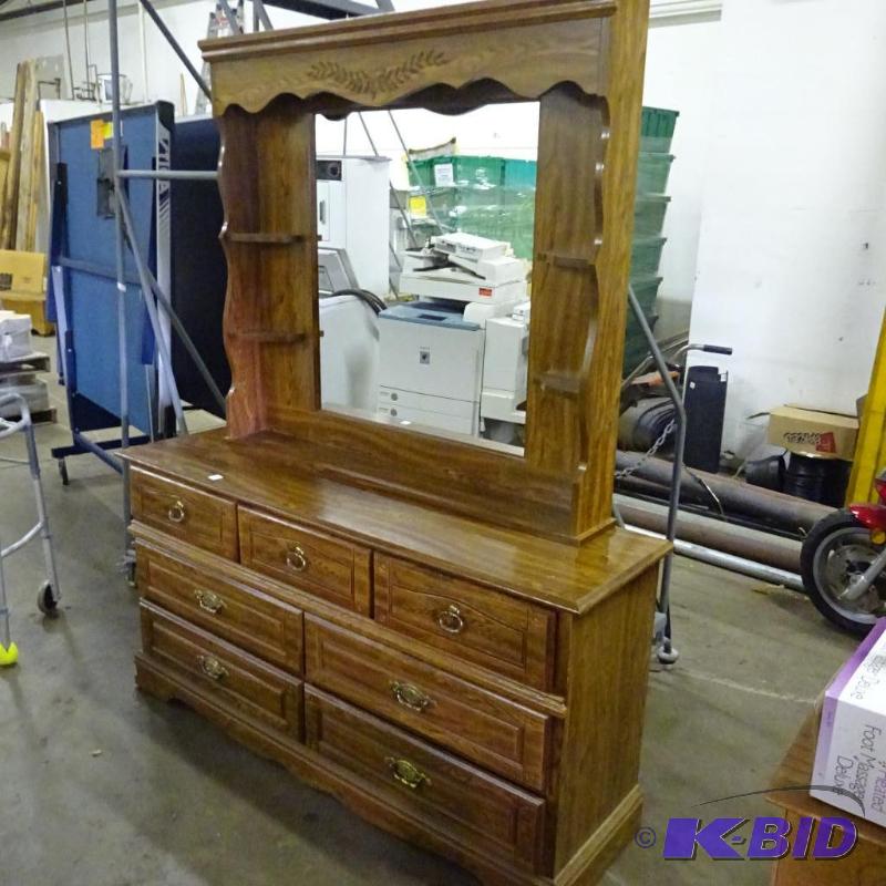 lot 8 image: 2 piece dresser and mirror set. 7 drawers. Mi...