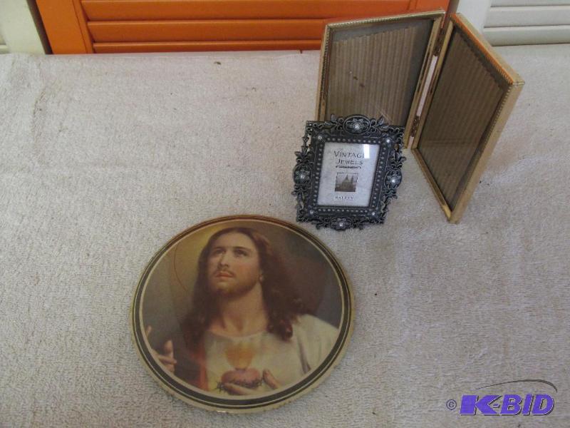 Large Metal Button Picture of Jesus  -  small Decorative Frame