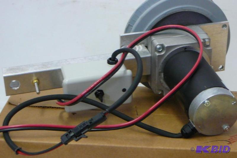 lot 13 image: Lift mate power boat lift motor  110 vol...
