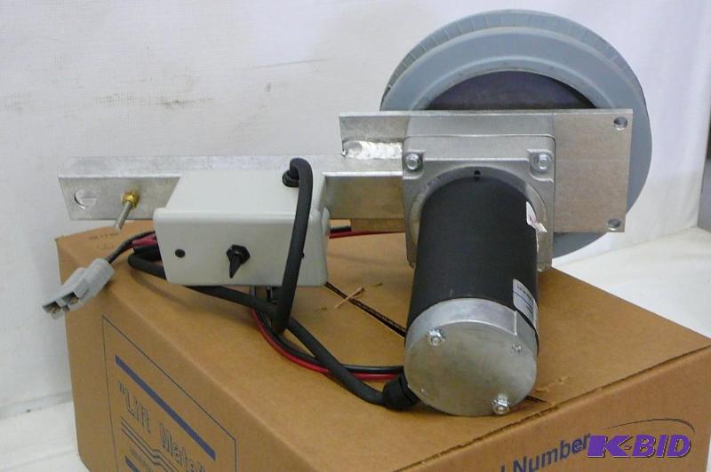 lot 14 image: Lift mate power boat lift motor   12LM-1...