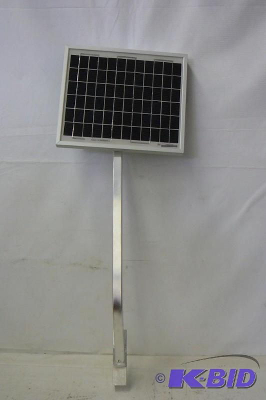 lot 15 image: Solar panel 10 watt with mounting brackets NE...