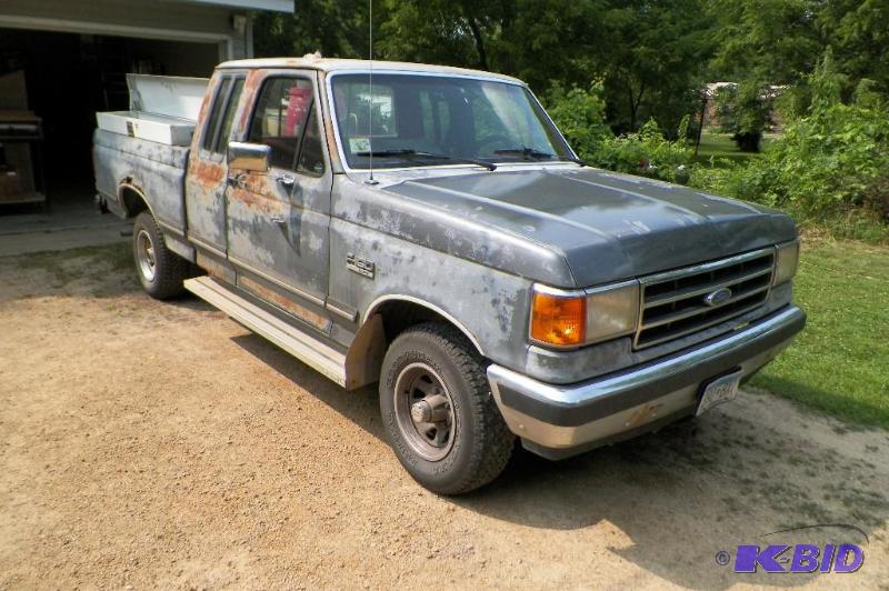 lot 2 image: 1989 Ford F150 4 X 4 Pick up