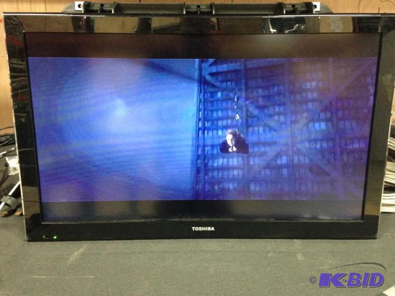lot 353 image: Toshiba TV, 32" (Bidding Reset Due To De...