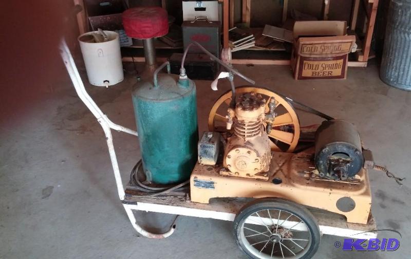 VINTAGE Working International Air compressor...