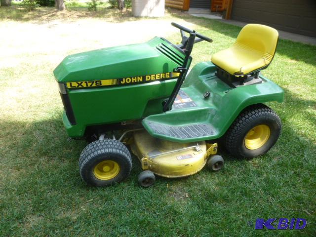 lot 1 image: 1995 John Deere LX178&nbspGarden TractorLaw...