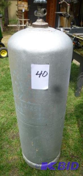 lot 40 image: Large Propane Tank Perfect For Fish House Hea...