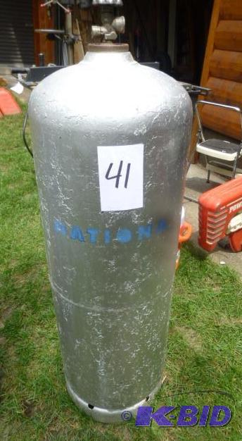 lot 41 image: Large Propane Tank Perfect For Fish House Hea...