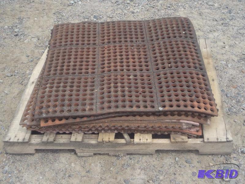 Pallet Lot Of 3x3 Red Heavy Duty Fatigue Ma...