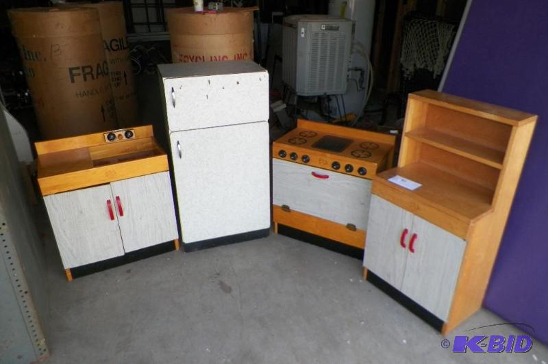 lot 41 image: Toy Kitchen Set