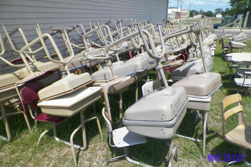 lot 60 image: 10 Classroom Desks