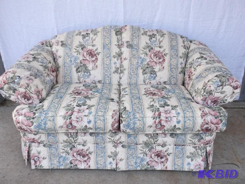 Beautiful flowered Love Seat in like new cond...