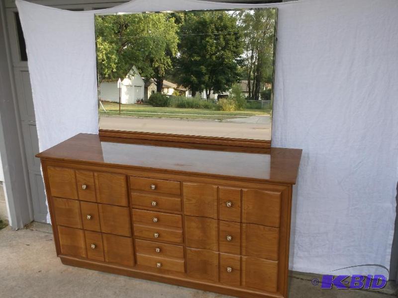 Beautiful 9 drawer solid Oak dresser measurin...
