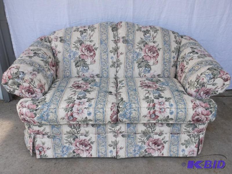 Beautiful flowered Love Seat in like new cond...