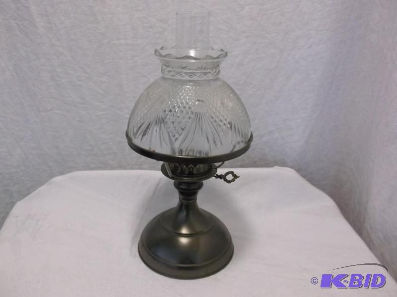 Nice oil lamp appears in great condition....