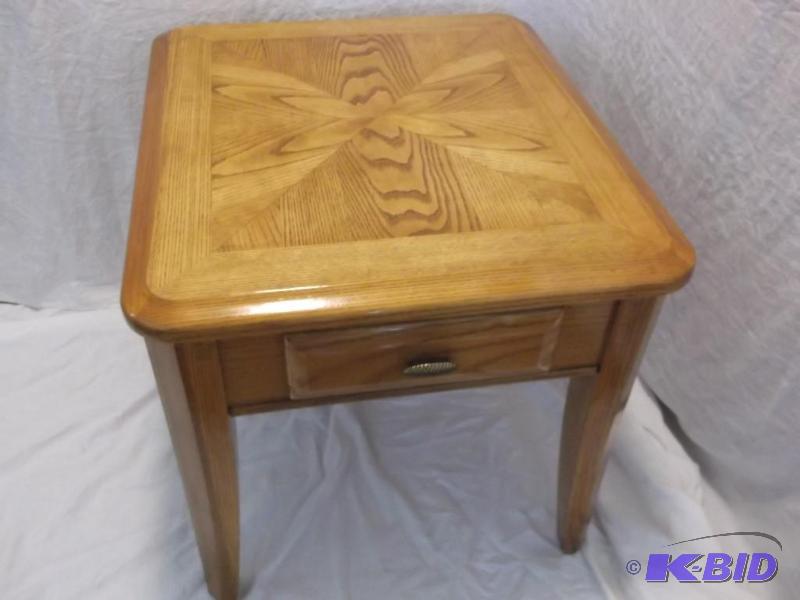 Beautiful solid oak end table measuring 24 1...