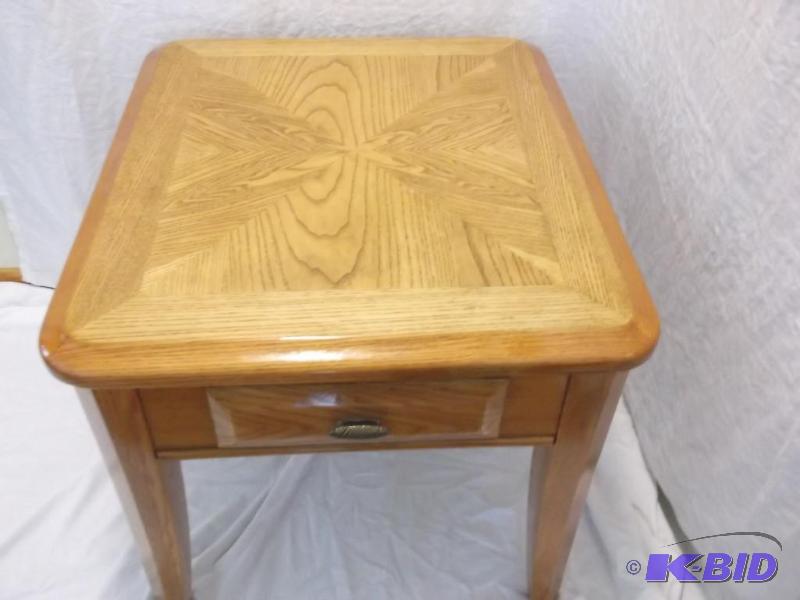 Beautiful solid oak end table measuring 24 1...