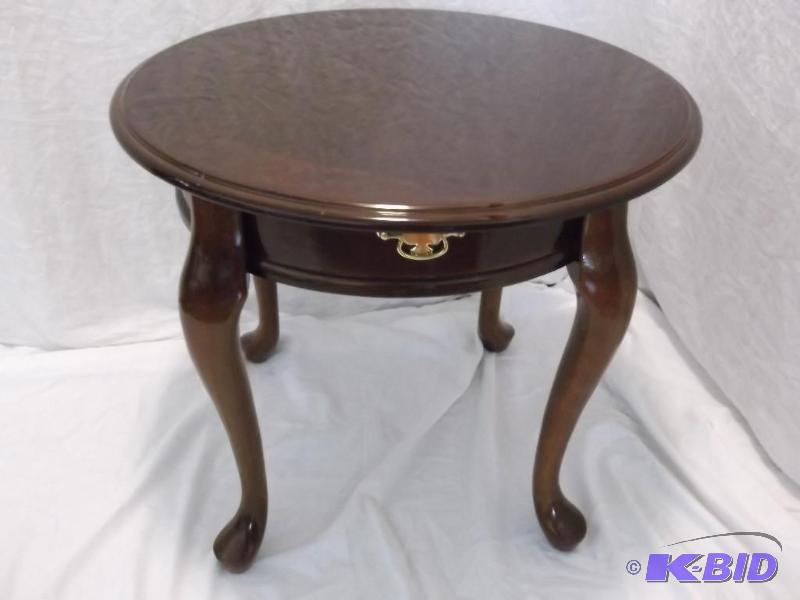 Beautiful cherry finish Queen Anne style end ...