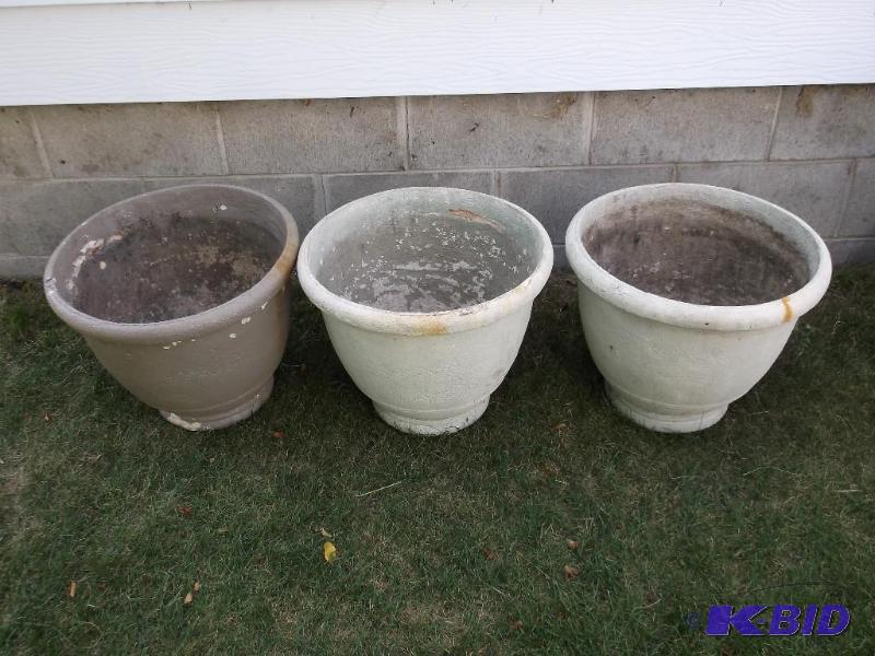 Lot with 3 large flower pots measuring 18&quo...