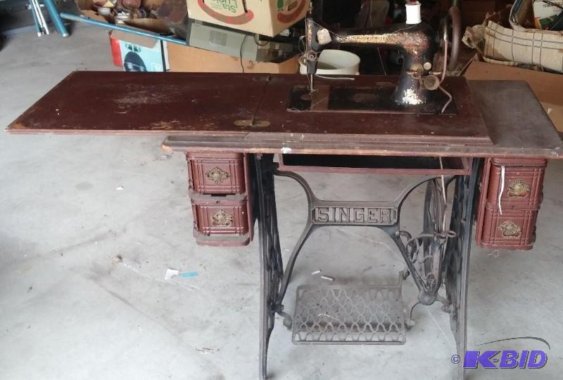 Vintage Singer Sewing Machine No.127128 in t...