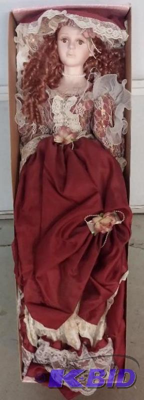 lot 19 image: Golden vale Collection 29" Porcelain Vic...