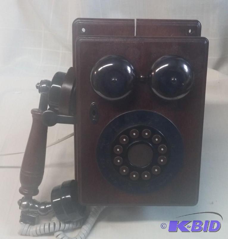 lot 5 image: Push button Vintage looking Phone---great pie...