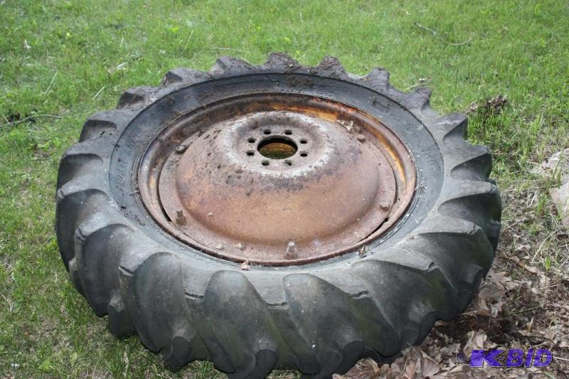 lot 13 image: Dual wheels to fit a Ford or Fordson tractor....