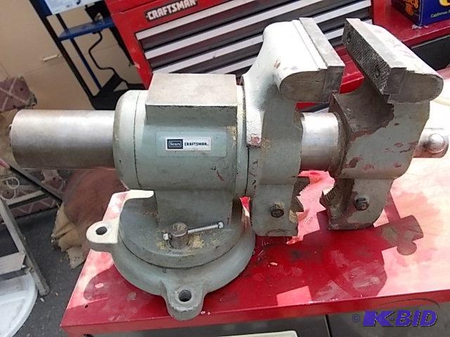 lot 13 image: Craftsman Heavy Duty Bench Vise...