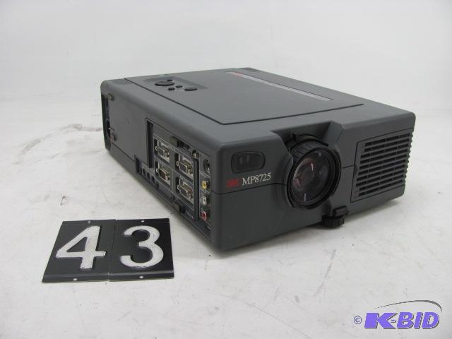 lot 43 image: 3M MP8725 LCD multimedia projector. This unit...