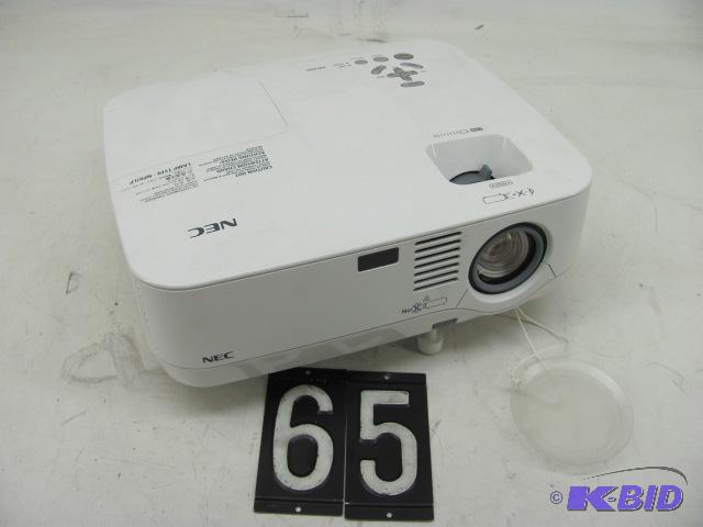 lot 65 image: NEC np-400 multimedia LCD projector. This uni...