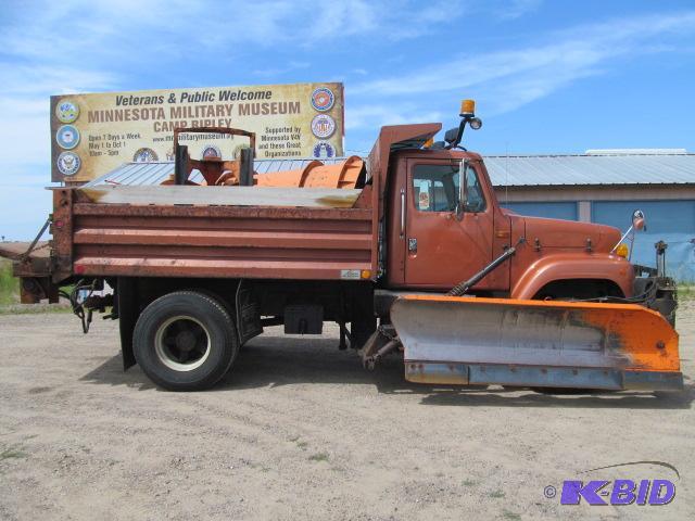 Year 1993 Make International 4 x 2 Model 2...