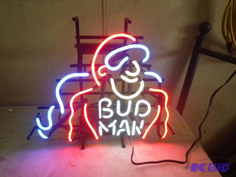 Bud Man Neon light, works...