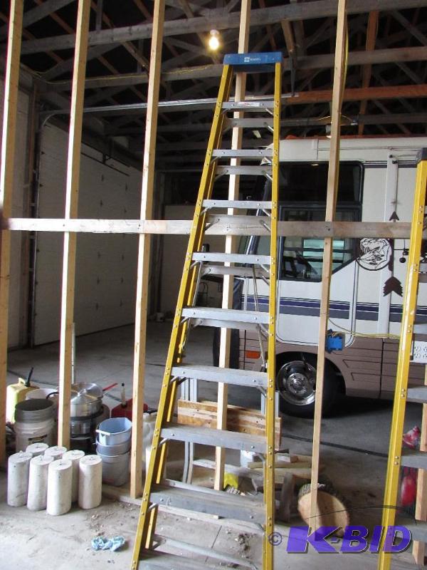 10 foot Bauer fiberglass ladder