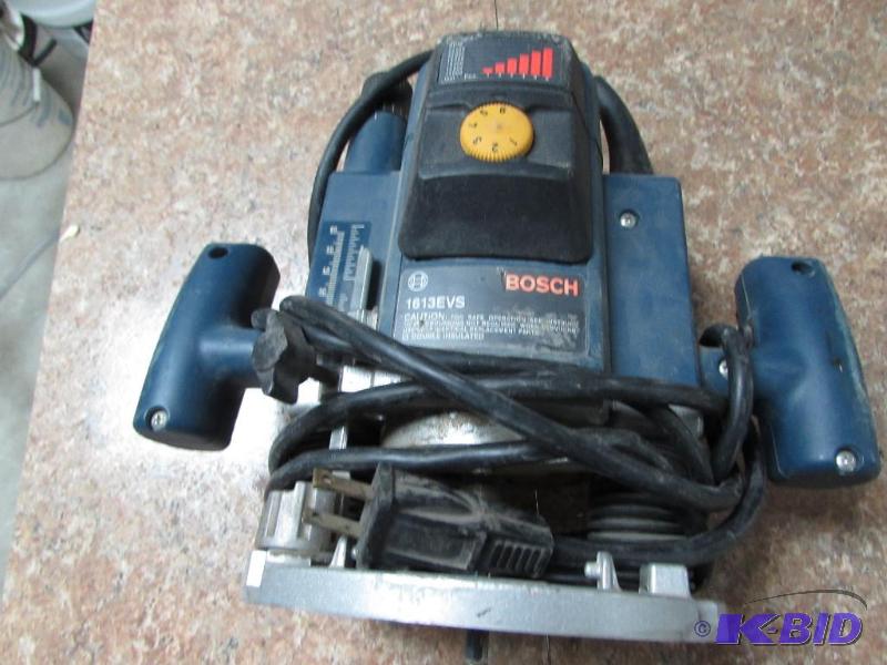 Bosch 1613 EVS router, adjustable RPM and adjustable depth