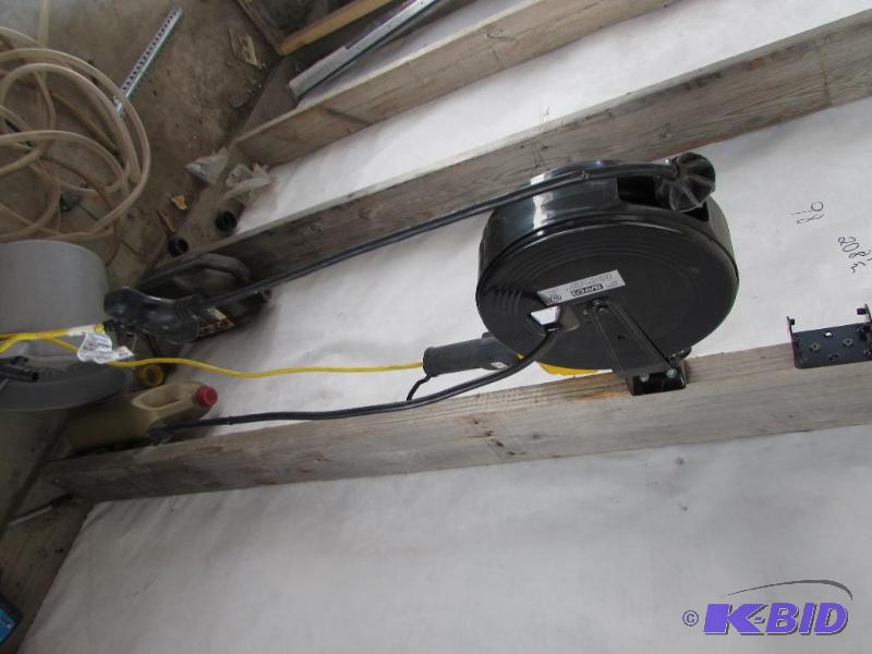 retractable extension cord and trouble light