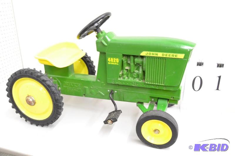lot 1 image: Ertl John Deere pedal tractor