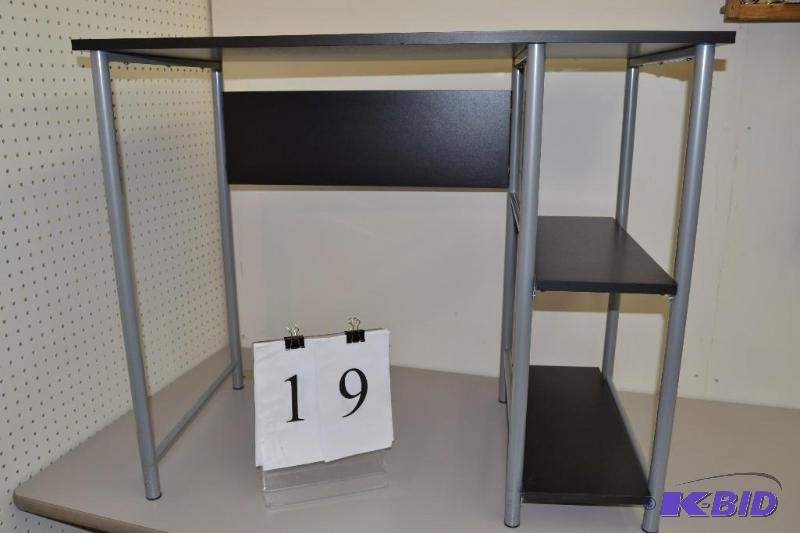 lot 19 image: Small desk