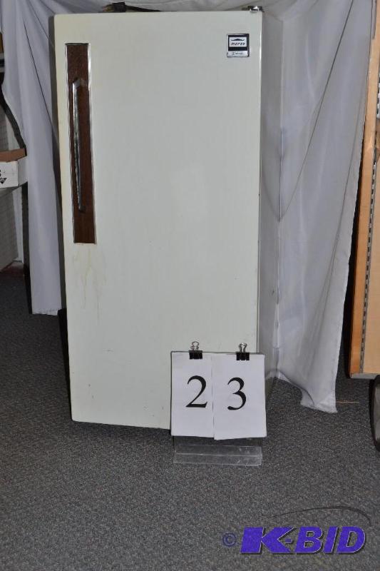 lot 23 image: Refrigerator
