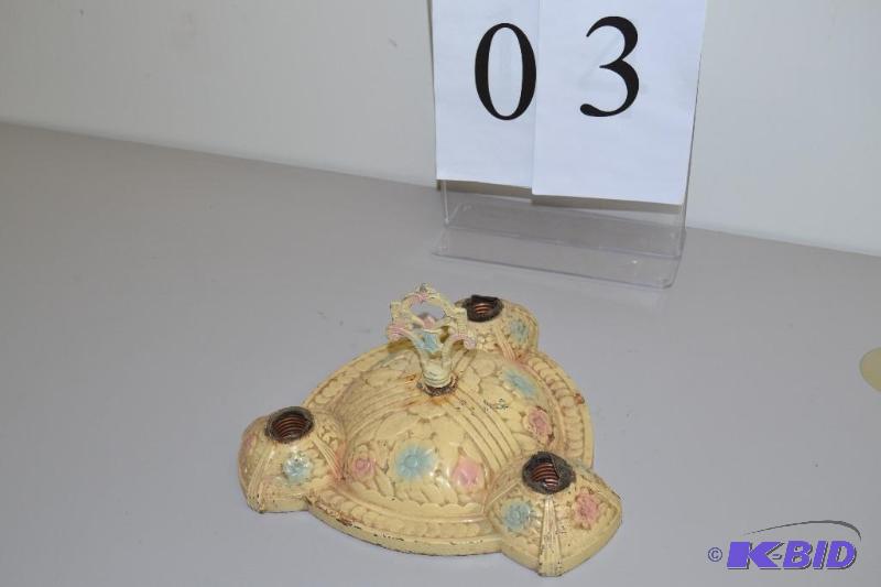 lot 3 image: Vintage cast light fixture