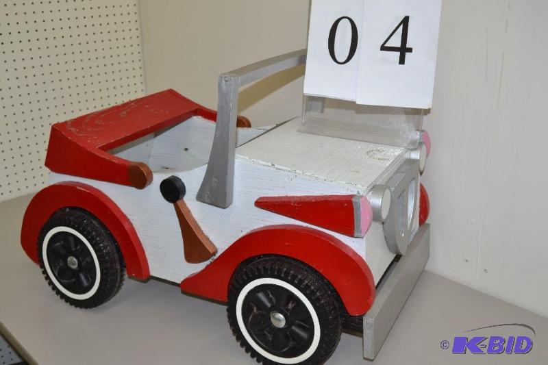 lot 4 image: Car planter