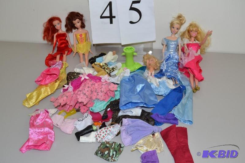 lot 45 image: 12 fashion dolls