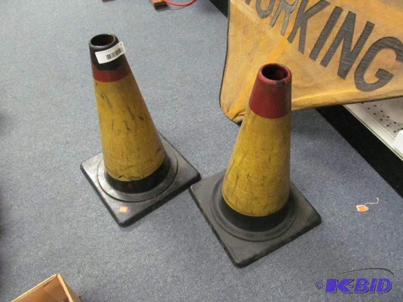 lot 3 image: Vintage 1950-1960s Plastic Traffic cones