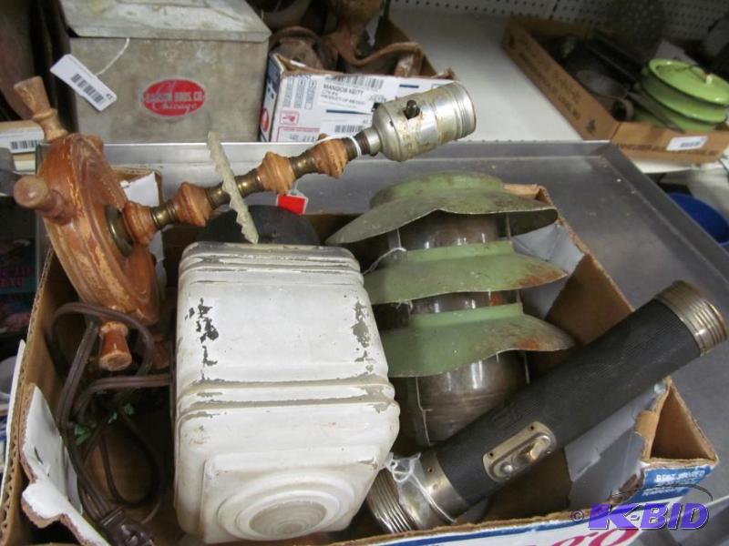 lot 43 image: Lot of vintage lamps and flashlight