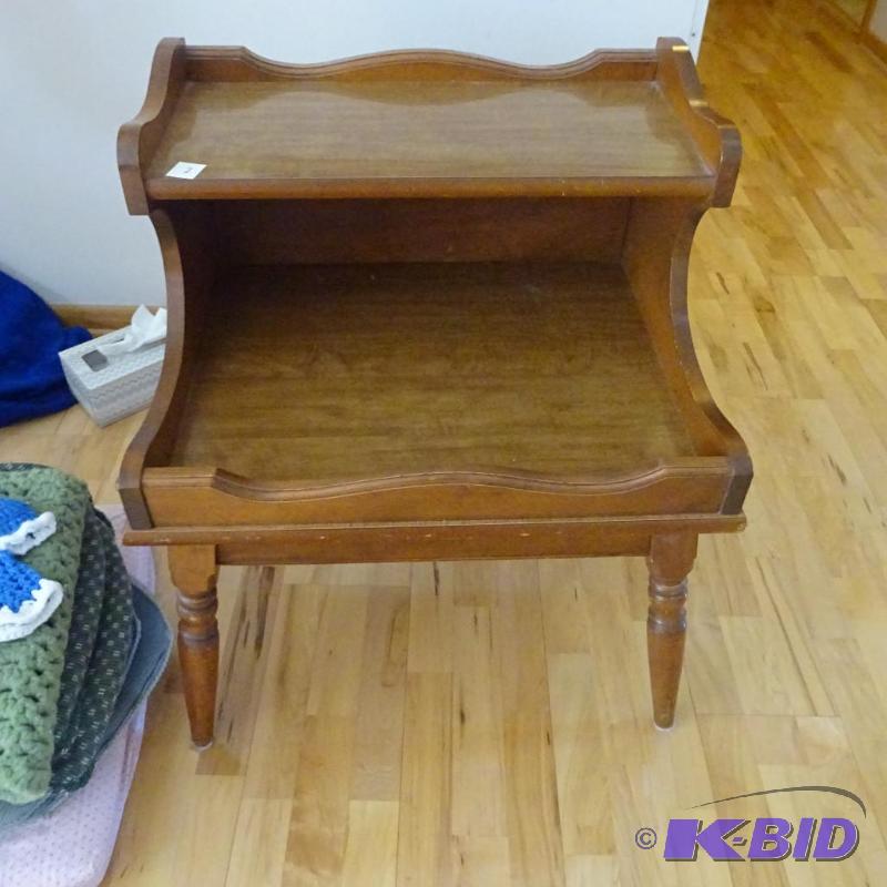 vintage wood end table. 23x20x27...