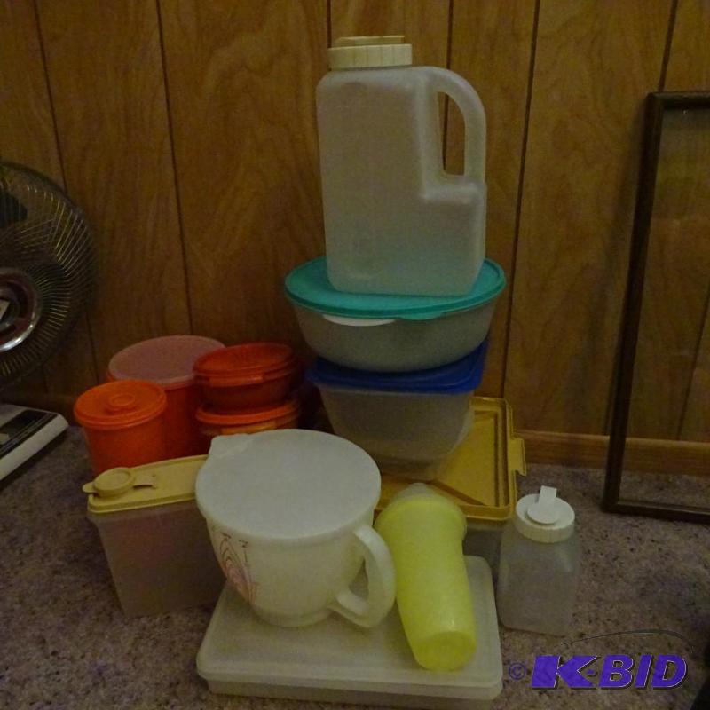 misc tupperware style containers...