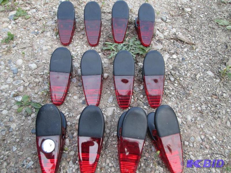 lot of 12 magnetic clips...