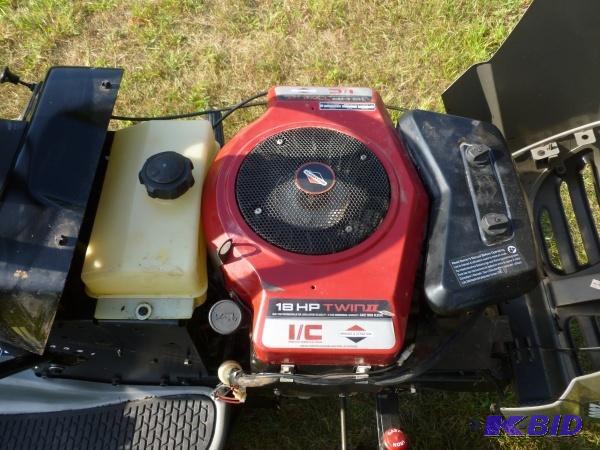 Snapper 30&quot riding lawn mower. 10 hp Bri...
