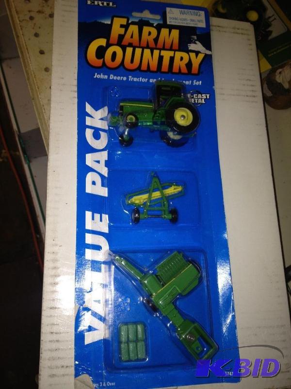 lot 102 image: ERTL John Deere Farm Country 3 Piece Set