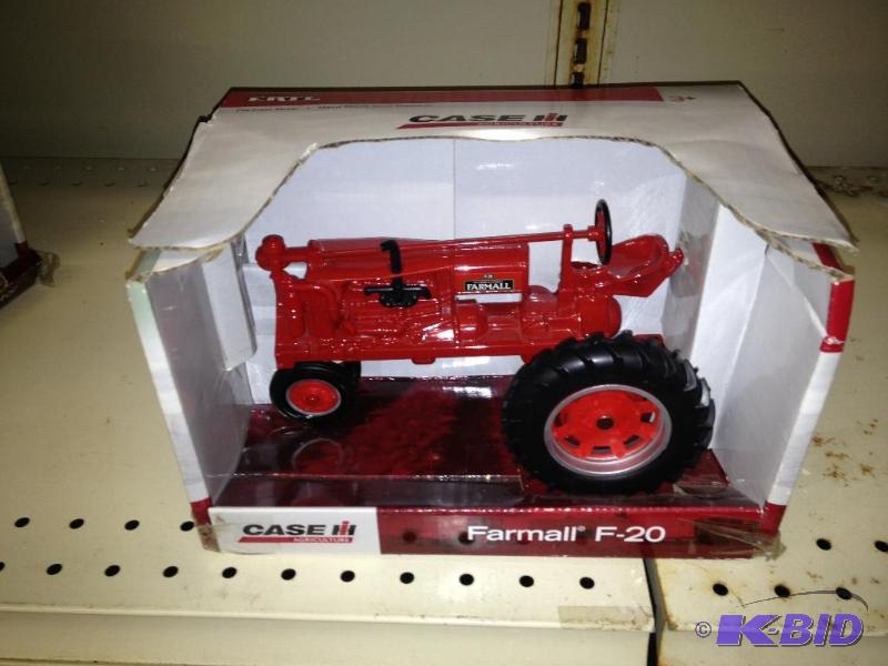 lot 113 image: ERTL Case IH Farmall&nbspF-20 NIB ...