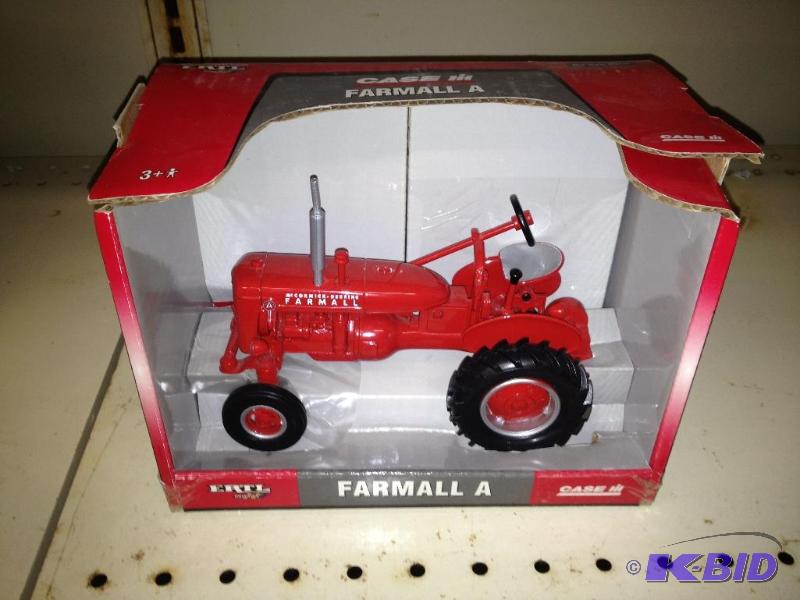 lot 114 image: ERTL Farmall&nbspA Tractor NIB ...